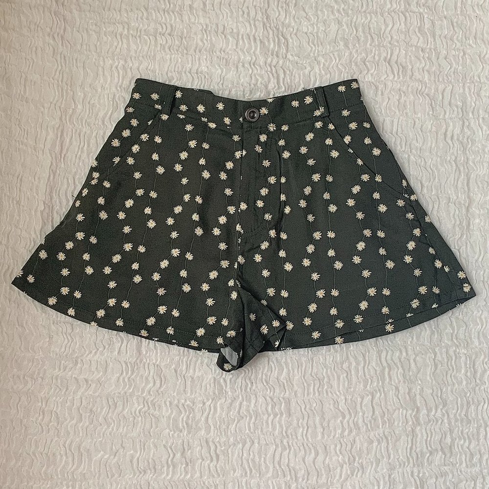 🌼Urban Outfitters Green Floral Shorts🌼